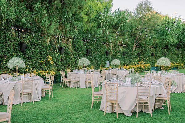 Πανέμορφος ανθοστολισμός με γυψοφύλλη σε δεξίωση εξωτερικού χώρου