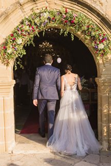 Πανέμορφος στολισμός εισόδου εκκλησίας με γιρλάντα λουλουδιών Πανέμορφος στολισμός εισόδου εκκλησίας με γιρλάντα λουλουδιών