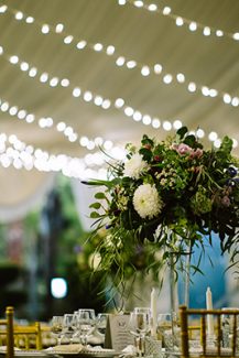 Ρομαντικός – elegant στολισμός δεξίωσης με λουλούδια και fairylights