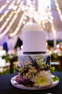 Υπέροχη τούρτα γάμου με μοντέρνο design Υπέροχη τούρτα γάμου με μοντέρνο design