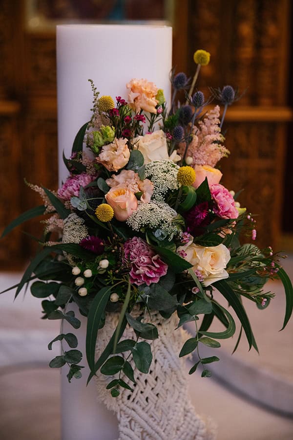 Υπέροχος στολισμός λαμπάδας με λουλούδια σε έντονες αποχρώσεις και macramé