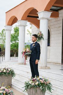 Ρουστίκ στολισμός προαύλιου εκκλησίας με ανθοσυνθέσεις σε ψάθινα καλάθια