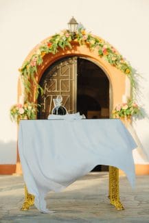 Πανέμορφος στολισμός εισόδου εκκλησίας με γιρλάντα λουλουδιών