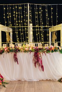 Μοντέρνος στολισμός γαμήλιου τραπεζιού με λουλούδια σε έντονες αποχρώσεις Μοντέρνος στολισμός γαμήλιου τραπεζιού με λουλούδια σε έντονες αποχρώσεις