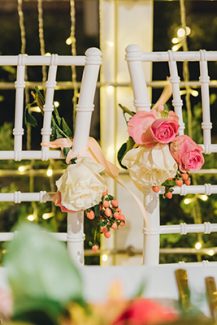 Ρομαντικός στολισμός για καρέκλες ζευγαριού με λουλούδια