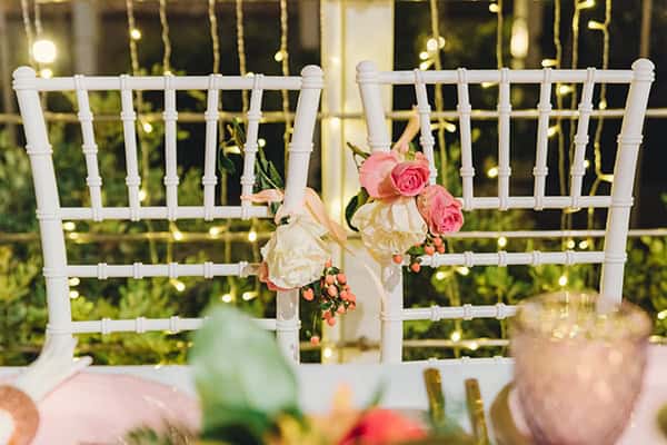 Ρομαντικός στολισμός για καρέκλες ζευγαριού με λουλούδια