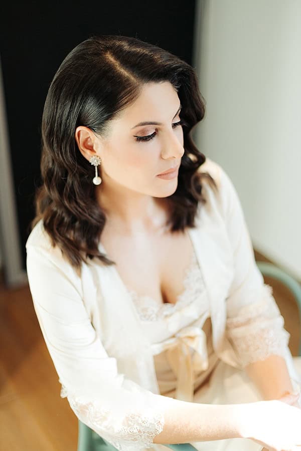 winter-wedding-athens-romantic-atmosphere-red-amaryllis_03x