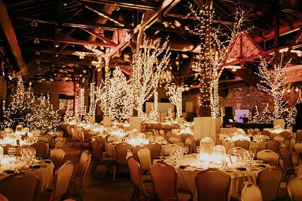 winter-wedding-glamorous-festive-decoration_11