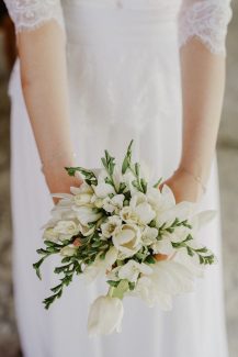 Petite νυφική ανθοδέσμη σε λευκό χρώμα