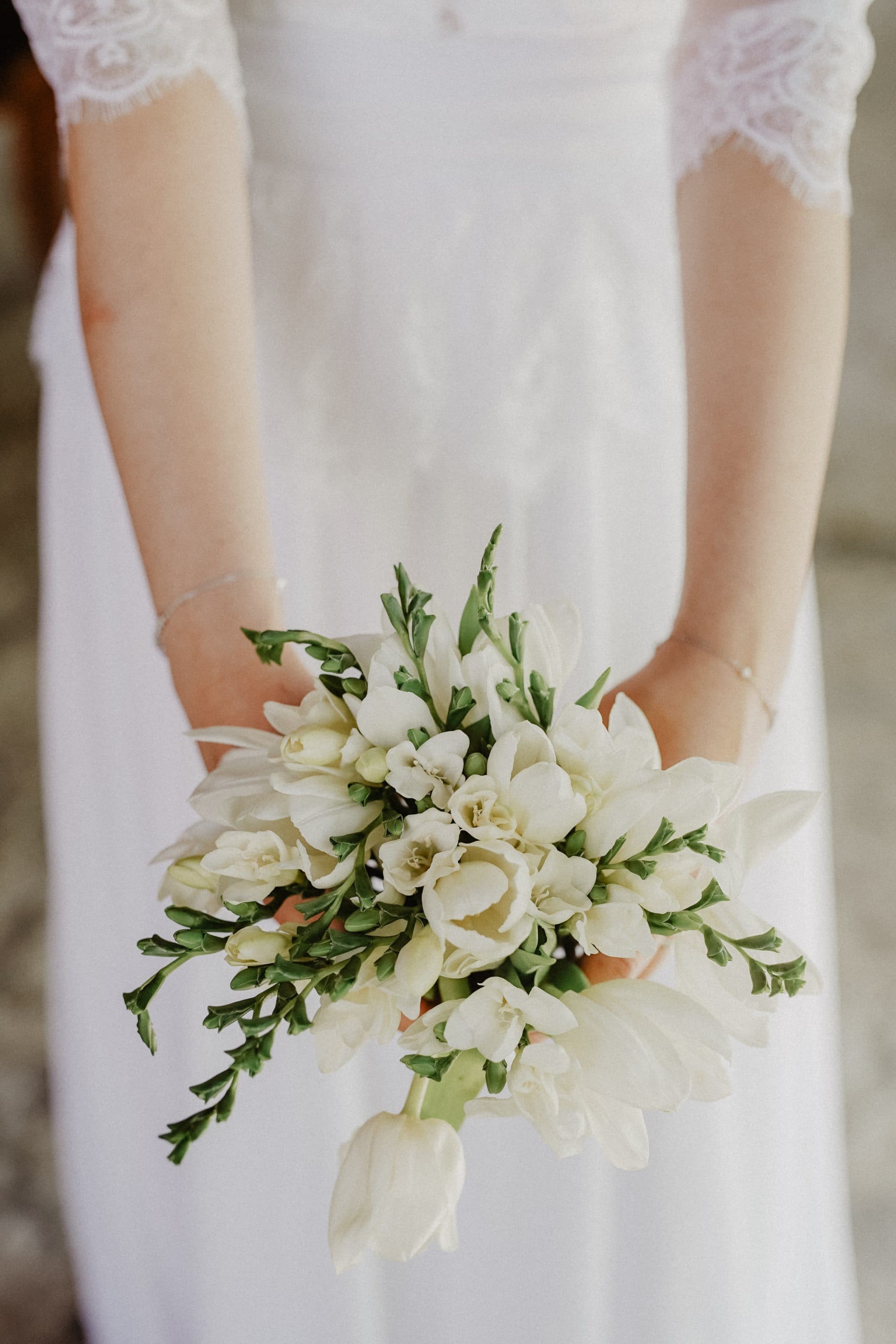 Petite νυφική ανθοδέσμη σε λευκό χρώμα