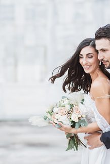 Hand-tied νυφική ανθοδέσμη με μποέμ στοιχεία