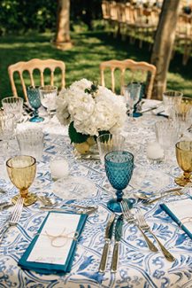 Μοντέρνος στολισμός τραπεζιού δεξίωσης με floral tablecloths και ορτανσίες Μοντέρνος στολισμός τραπεζιού δεξίωσης με floral tablecloths και ορτανσίες