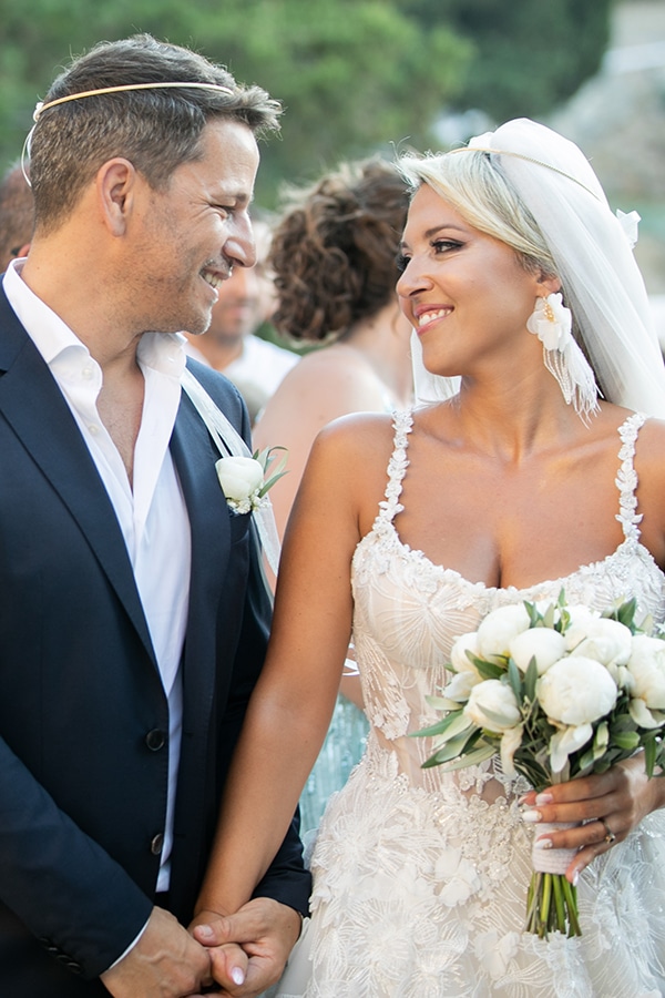 Στρογγυλή νυφική ανθοδέσμη από παιώνιες