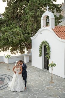 Στολισμός εισόδου εκκλησίας με γιρλάντα από πρασινάδα Στολισμός εισόδου εκκλησίας με γιρλάντα από πρασινάδα