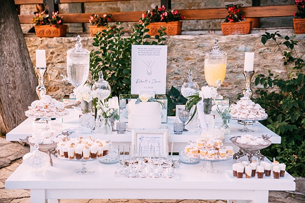 Dessert Table σε υπαίθρια δεξίωση γάμου