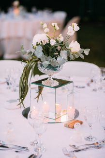Elegant centerpiece τραπεζιών δεξίωσης με λουλούδια σε γυάλινο βάζο