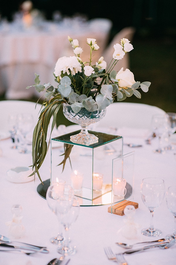 Elegant centerpiece τραπεζιών δεξίωσης με λουλούδια σε γυάλινο βάζο