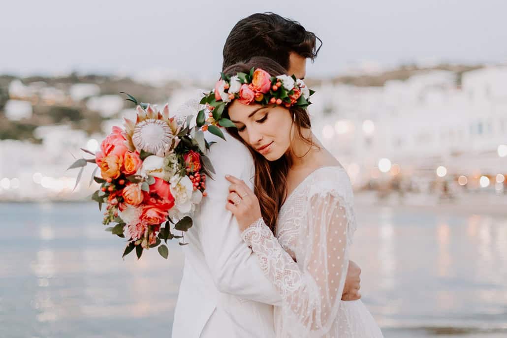 Dreamy elopement στη Μύκονο με τις πιο όμορφες κοραλί παιώνιες