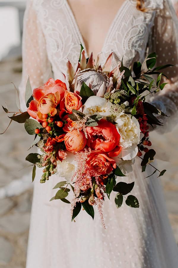 dreamy-elopement-mykonos-beautiful-coral-peonies_02w