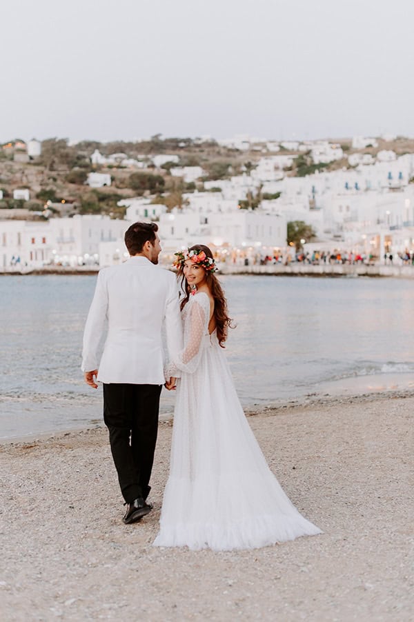 dreamy-elopement-mykonos-beautiful-coral-peonies_03x