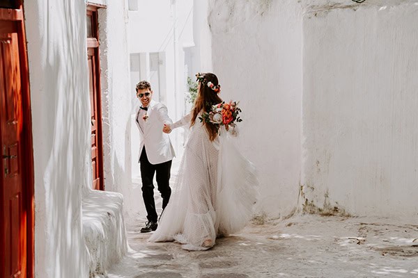 dreamy-elopement-mykonos-beautiful-coral-peonies_04