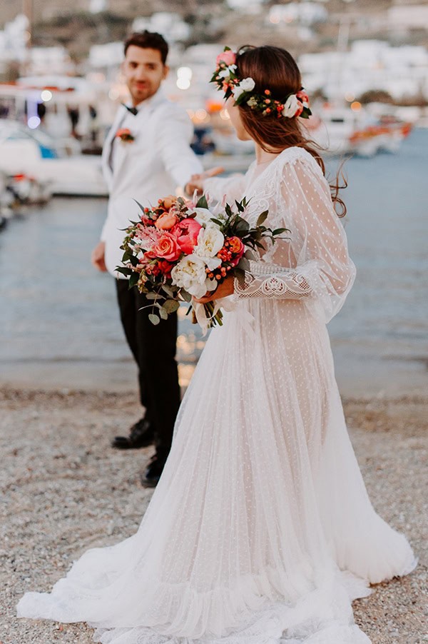 dreamy-elopement-mykonos-beautiful-coral-peonies_08