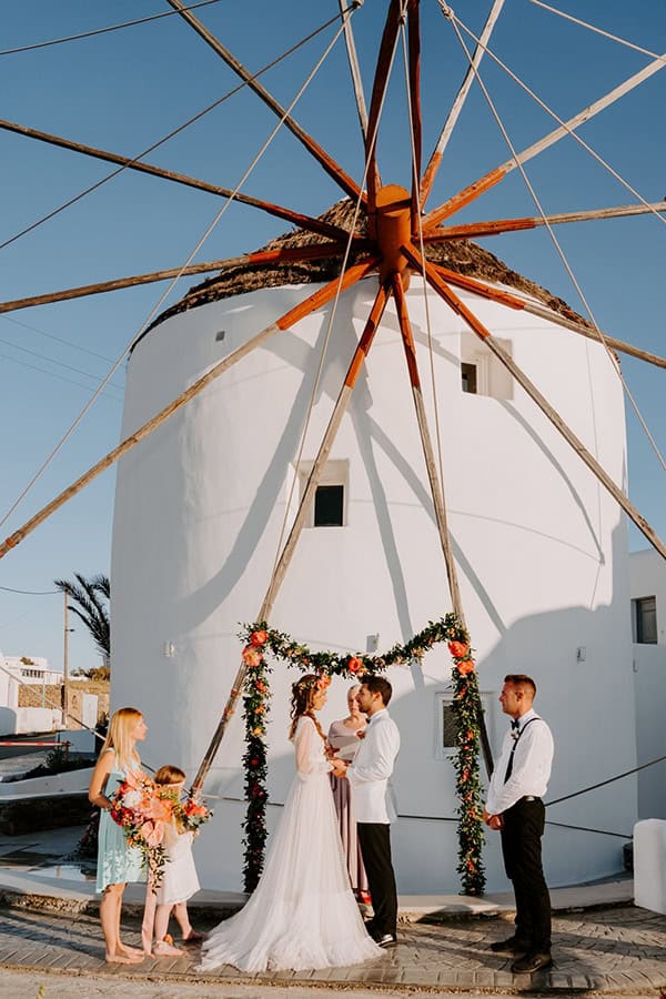 dreamy-elopement-mykonos-beautiful-coral-peonies_08x
