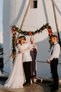 Ρομαντική κρεμαστή γιρλάντα λουλουδιών για τελετή γάμου Ρομαντική κρεμαστή γιρλάντα λουλουδιών για τελετή γάμου