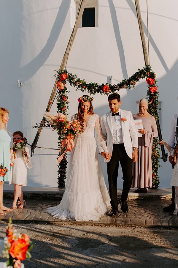 dreamy-elopement-mykonos-beautiful-coral-peonies_10