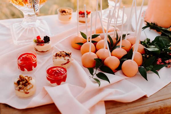 dreamy-elopement-mykonos-beautiful-coral-peonies_26