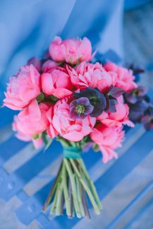 Στρογγυλή νυφική ανθοδέσμη με ροζ παιώνιες