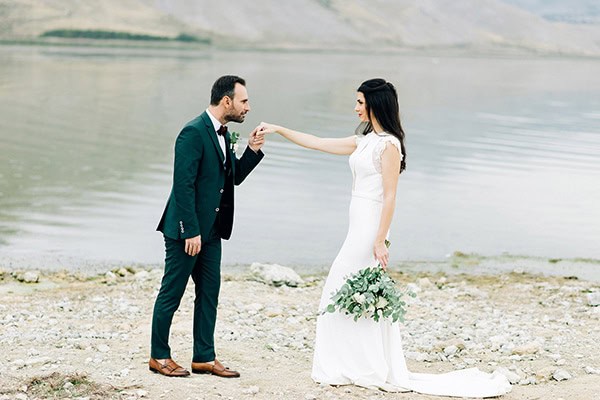 elegant-fall-wewdding-kozani-eucalyptus--white-flowers-gold-details_01