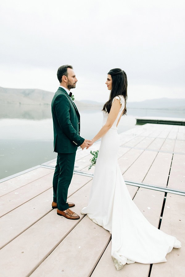 elegant-fall-wewdding-kozani-eucalyptus--white-flowers-gold-details_03x