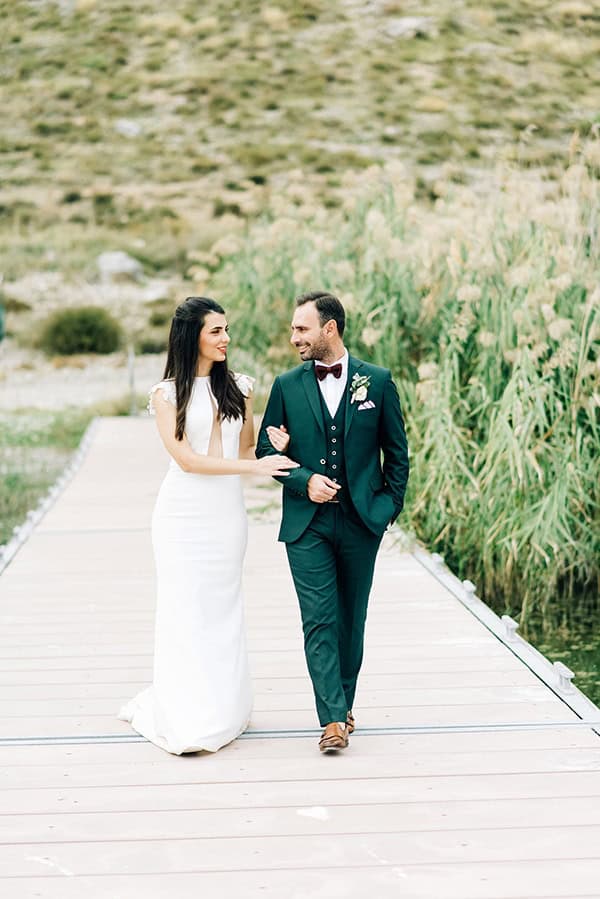 elegant-fall-wewdding-kozani-eucalyptus--white-flowers-gold-details_04x