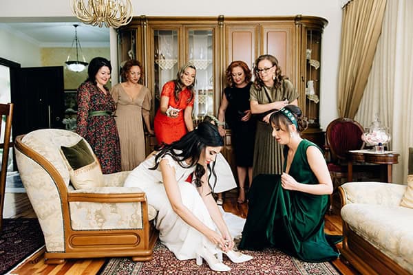 elegant-fall-wewdding-kozani-eucalyptus--white-flowers-gold-details_09