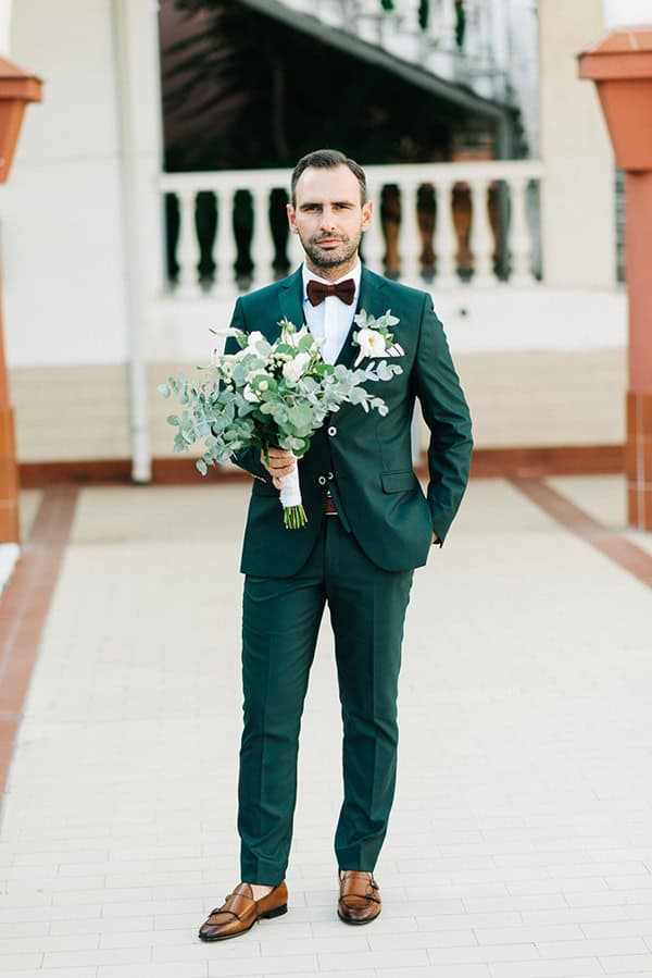 elegant-fall-wewdding-kozani-eucalyptus--white-flowers-gold-details_18