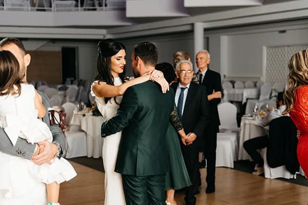 elegant-fall-wewdding-kozani-eucalyptus--white-flowers-gold-details_40