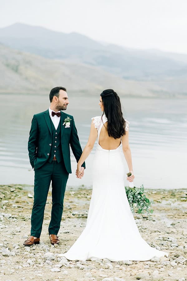 elegant-fall-wewdding-kozani-eucalyptus--white-flowers-gold-details_44