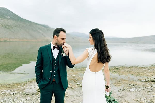 elegant-fall-wewdding-kozani-eucalyptus--white-flowers-gold-details_45