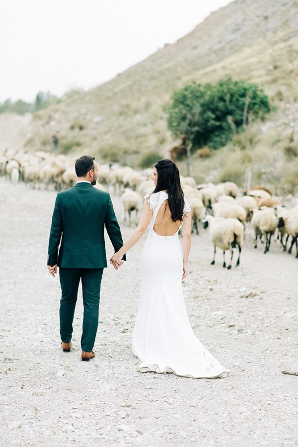 elegant-fall-wewdding-kozani-eucalyptus--white-flowers-gold-details_47