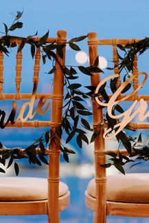 Στολισμός καρέκλας για νεόνυμφους με πινακίδες “Groom – Bride”