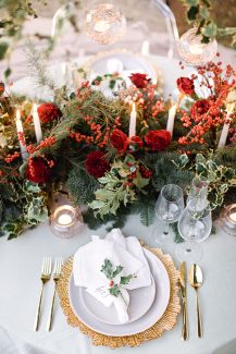 Ρομαντικός-elegant στολισμός τραπεζιού δεξίωσης με κόκκινες και χρυσές πινελιές