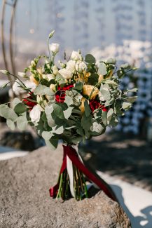 Hand-tied νυφική ανθοδέσμη με τριαντάφυλλα και λυσίανθο