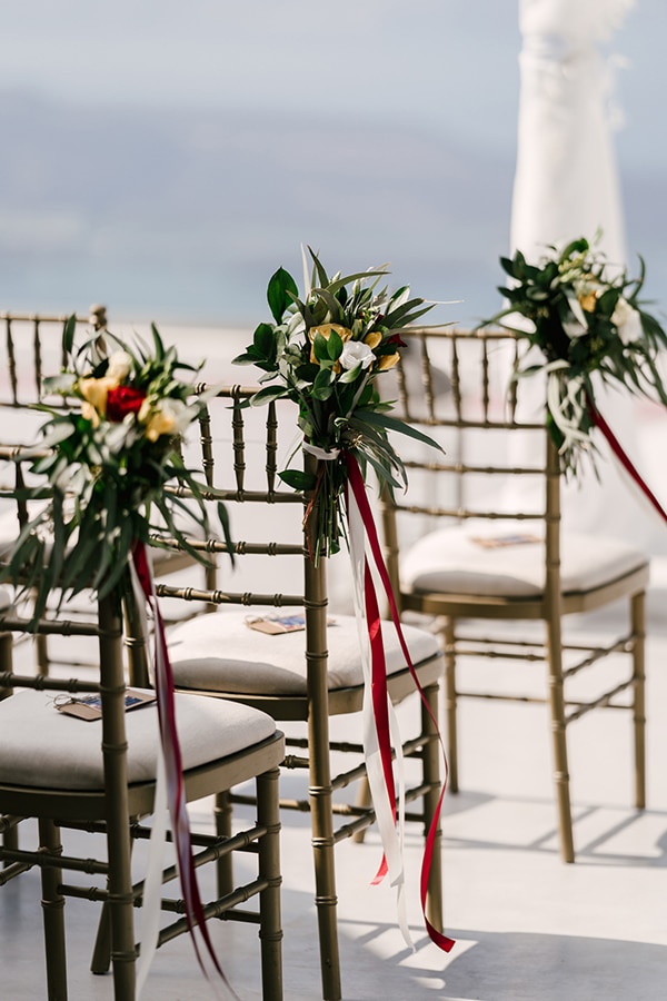 Στολισμός καρέκλας καλεσμένων για τελετή γάμου με τριαντάφυλλα