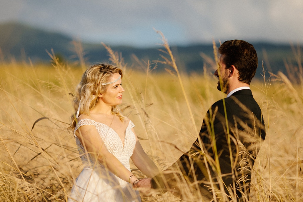 Φθινοπωρινός γάμος σε οινοποιείο με ζωηρά χρώματα και ρουστίκ λεπτομέρειες │ Κατερίνα & Θωμάς