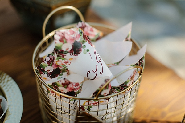 outdoor-fall-wedding-vivid-colors-rustic-details_02x