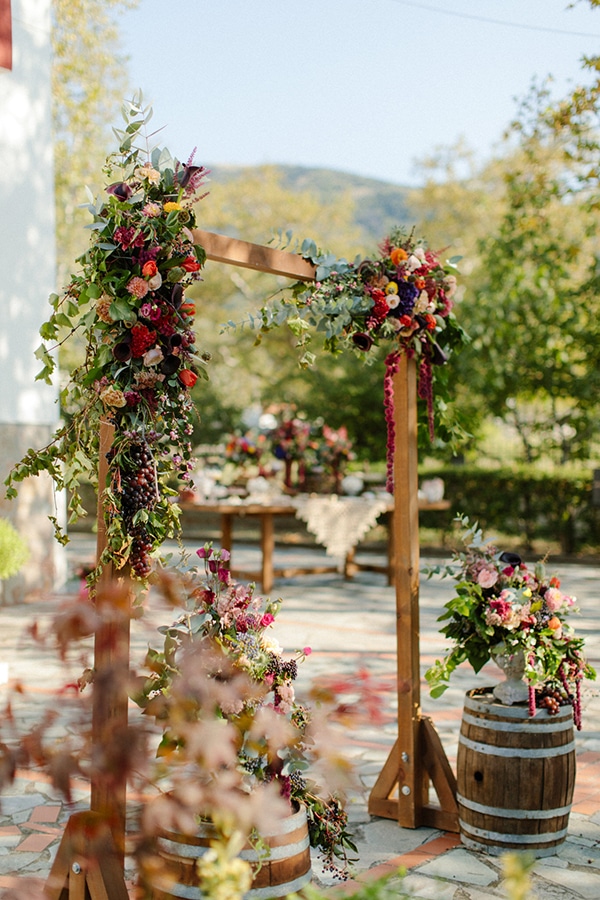 outdoor-fall-wedding-vivid-colors-rustic-details_05w