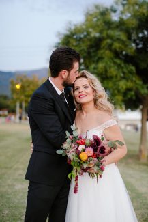 Υπέροχη νυφική ανθοδέσμη με ντάλιες και κάλλες