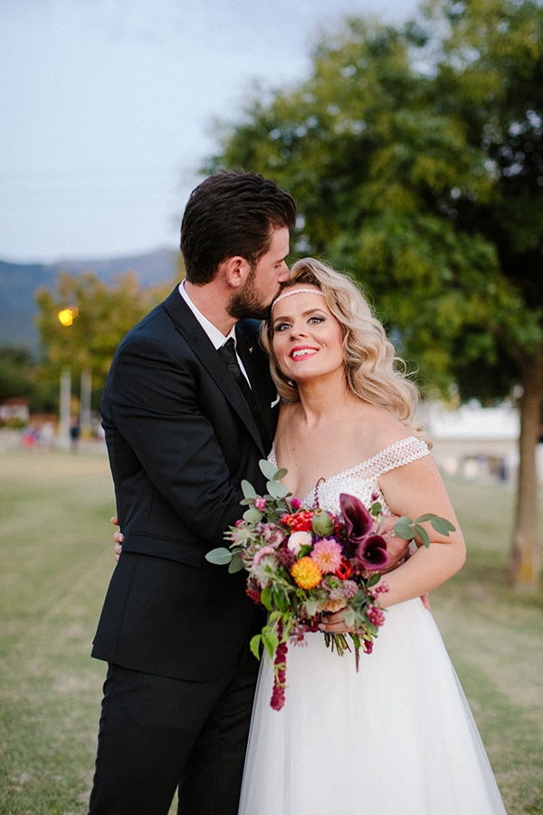 outdoor-fall-wedding-vivid-colors-rustic-details_05x