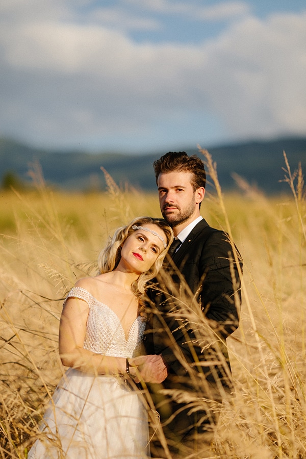 outdoor-fall-wedding-vivid-colors-rustic-details_15x